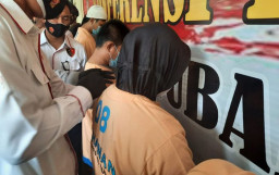 Pasutri Terekam CCTV Curi HP Sambil Bawa Balita