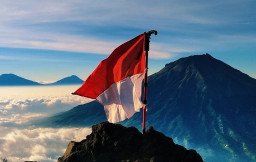 Berstatus Waspada, Pendaki Dilarang Kibarkan Bendera Merah Putih di Puncak Gunung Raung