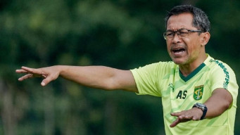 Aji Santoso Puji Tiga Bek Anyar Persebaya