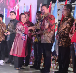 Bupati Yes Terima Penghargaan Pembina Koperasi Andalan