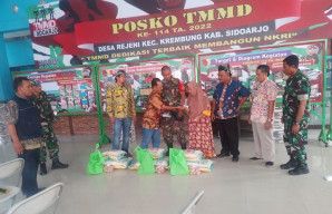 TNI dan Dinsos Sidoarjo Serahkan Baksos Sembako Pada Warga Rejeni