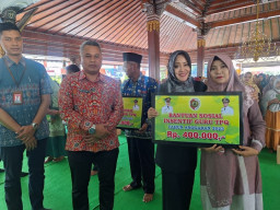 Bupati Ikfina Serahkan Bansos Insentif Guru TPQ