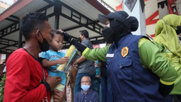 Tinjau Penyaluran BLT, Bupati Ikfina Hibur Balita Hingga Bantu Lansia yang Terpisah dari Kerabat