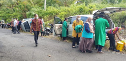 Mobil Ambulan Pengangkut Vaksin, Terguling di Jalan Tanjakan