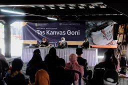 Ratusan Warga Kota Diajari Menyulap Kain Goni Menjadi Tas Kreatif