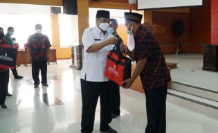 Wali Kota Blitar Bagi-Bagi Bingkisan Lebaran