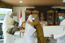 Wali Kota Ning Ita Senang dan Haru, Tukang Kayu Dapat Undian Umroh PBB