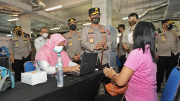 Dorong percepatan Vaksinasi, Kapolda Jatim Cek Vaksinasi Serentak dan Dialog Virtual dengan Kapolri