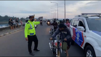 Antisipasi Balap Liar saat Ngabuburit, Satlantas Polres Blitar Lakukan Operasi di Area Bendungan Wlingi Raya