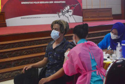 Vaksinasi dan Bagi-Bagi Bansos, Picu Kerumunan