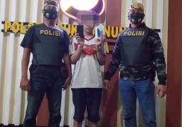 ABG 15 Tahun Sikat HP di Kos di Surabaya