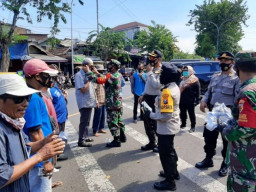 Polres Pelabuhan Tanjung Perak Bagi-Bagi Masker