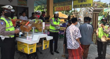 Polres Pasuruan Bagikan Minuman Probiotik Kepada Warga