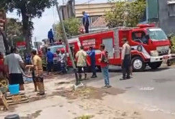 Konsleting Listrik, Rumah 2 Lantai Terbakar