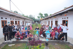Ditinggal oleh Sang Anak di Panti Jompo, Kini Bu Trimah Punya Anak Baru