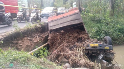 Diduga Melebihi Muatan, Truk Tebu Terguling Masuk Sungai Sopir Kritis