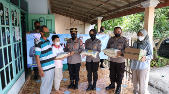 Anak Yatim dari Anggota Polres Blitar yang Meninggal Terima Santunan dari Kapolres