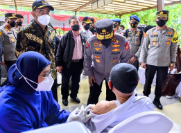 Gelar Vaksinasi se-Indonesia, Kapolri Minta Wilayah Berpacu Kejar Target 70 Persen