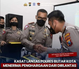 Satlantas Polres Blitar Kota Mendapat Dua Piagam Penghargaan Bertepatan HUT Bhayangkara ke 76
