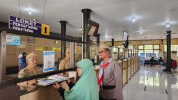 Peringati Hari Pahlawan, Petugas Kantor Satpas dan Samsat Blitar Kota Kenakan Pakaian Pejuang