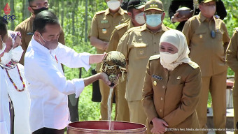 Gubernur Khofifah Satukan Tanah dan Air dari Bumi Majapahit di Kendi Nusantara