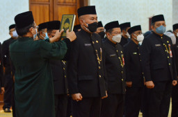 Wahid Wahyudi Resmi Dilantik Jadi Pj Sekdaprov Jatim, Khofifah Sebut Heru Tjahjono Belum Purna Tugas