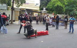 Gepal Demo di Depan Kantor DPRD Gresik