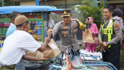 Polres Pasuruan Bagi-bagi Takjil dan Sembako