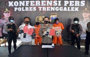 3 Sahabat Kompak Jual Pil Koplo Secara Estafet