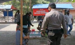 Razia Masker Di Pasar Hewan, Petugas Temukan Warga Judi Cap Tji Kie