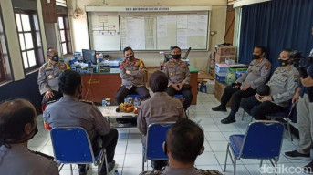 Cek Penanganan Covid-19, Kapolda Jatim Ngantor di Polsek