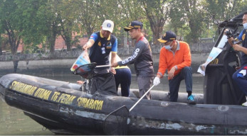 Bersih-bersih di Pantai Pelabuhan Kalimas Peringati Harhubnas