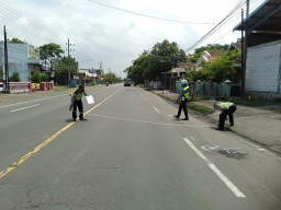 Pemotor Tewas Terlindas Bus