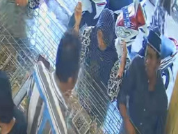 Pasutri Terekam CCTV Curi Perhiasan di Toko Emas