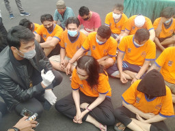 Susah Tidur, Sales Cantik Pakai Ganja