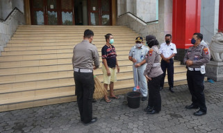 Satlantas Polrestabes Surabaya Bersihkan Tempat Ibadah