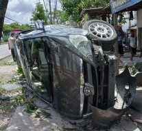 Gagal Menyalip, Innova Nyungsep di Warung