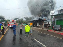 Diduga Karena Korsleting, Ruko di Pasuruan Terbakar
