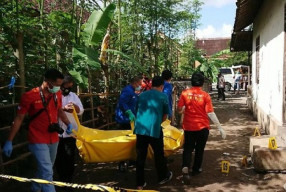 Miris, Lansia Tewas Dipangkuan Sang Anak Usai Dianiaya