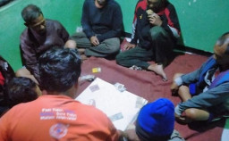 6 Pria Digerebek Asyik Judi Remi di Pos Kamling
