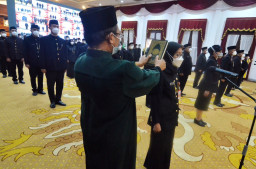 Lantik 1500 Pejabat Eselon, Gubernur Khofifah Minta OPD Bangun Sinergi di Lingkungan Birokrasi