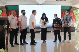 Tingkatkan Penjualan IKM, Bupati Ikfina Launching Aplikasi TUMBAS Versi Mobile