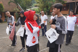 Bupati Mojokerto Senam dan Minum Tablet Tambah Darah Bersama Pelajar SMAN Trawas