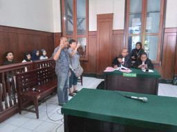 Sutikno Bayar Pesanan Kain Pakai Cek kosong