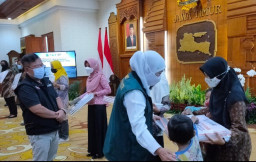 Gandeng ACT, Gubernur Salurkan Rp 10 Juta ke Keluarga Kru KRI Nanggala