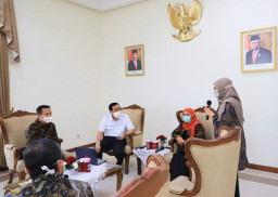 Bersama Menko Marves, Khofifah Bahas Perkembangan Vaksin Merah Putih