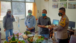 KWG Gelar Tasyakuran HPN 2021, Cukup dengan Potong Tumpeng