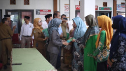 Bupati Blitar Hj Rini Syarifah Bagikan Bantuan dari Baznas Kepada Puluhan Orang