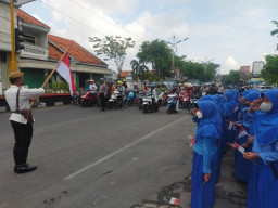 Hormat Bendera Merah Putih, Pelajar dan Pengendara Antusias Kenang Hari Pahlawan Nasional