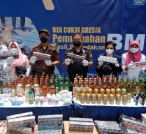 Bea Cukai Gresik Musnahkan Ratusan Batang Rokok Ilegal